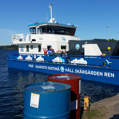 Håll Skärgården Rens nya avfallsinsamlingsfartyg Roope i hamnen i Pärnäs.