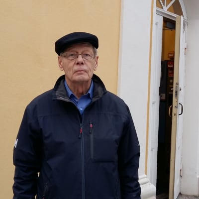 Fredsbevarare, major Stig Röberg vid halvöppen dörr i Åbo