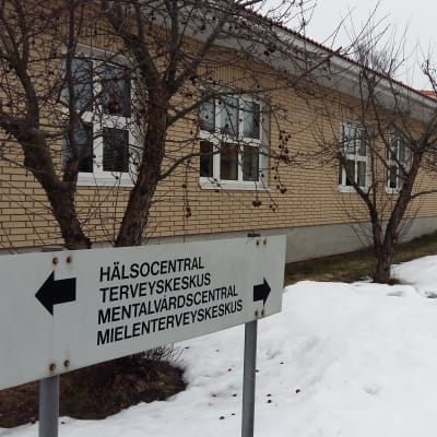 Pargas hälsocentral och ÅUCS psykiatriska avdelnings byggnad, en låg byggnad med gulbruna tegelstenar på väggen, med snö på marken.