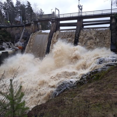 Vatten strömmar ner för en damm i Pemar å, vintern 2020.