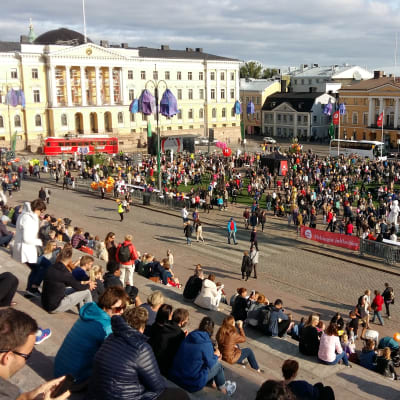 Senatstorget har täckts av gräsmatta och fyllts med folk. 