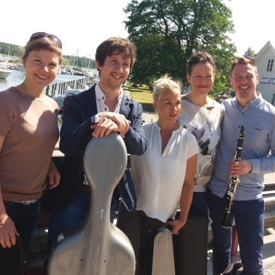 Anna Rajamäki (altfiol), Tomas Nuñez-Garcés (cello), Maija Linkola (violin), Nonna Knuuttila (konstnärlig ledare, violin) och Isaac Rodriguez (klarinett).