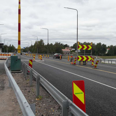 En landsvägsbro det pågår vägarbeten på.