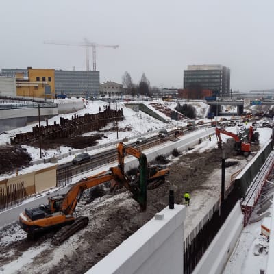 Grävmaskiner vid ÅUCS nybygge river ner de färdiga betongelement, som visade sig ha problem med hållfastheten.