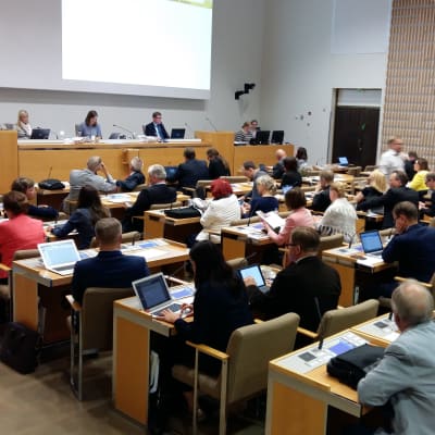 Nyvalda Helsingfors fullmäktige på sitt första möte i fullmäktigesalen i juni 2017.