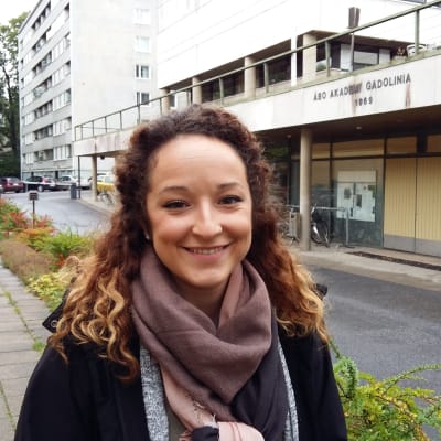Sabrina Benoit utanför Åbo Akademis byggnad Gadolinia.