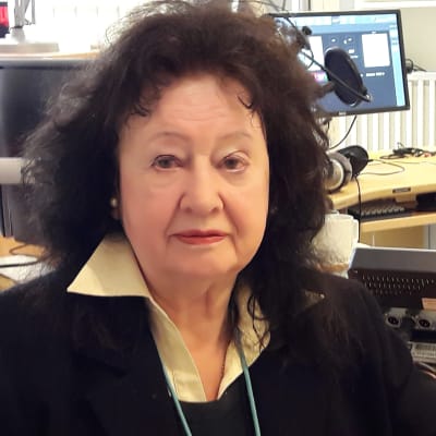 Eeva Lennon haastateltavana Pasilan studiossa