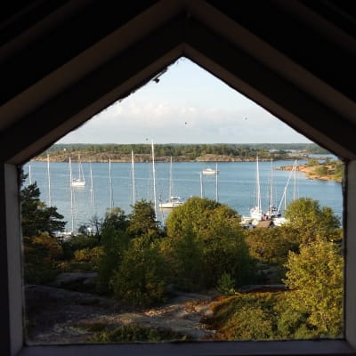 Rödhamn på Åland, sedd från den gamla lotsstugan på ön.