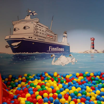 Bollhavet på m/s Finnswan med en bild av barnens maskot, båten Swante, på väggen.