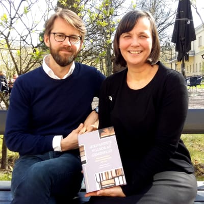 Stefan Nygård och Henrika Tandefelt visar fram jubileumshistoriken över Finlands svenska författareförening 1919-2019.