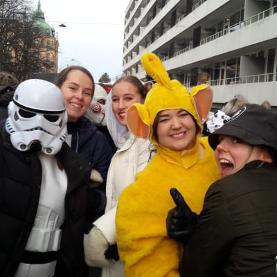 Abiturienter på lastbilsflak firar penkis i Vasa.