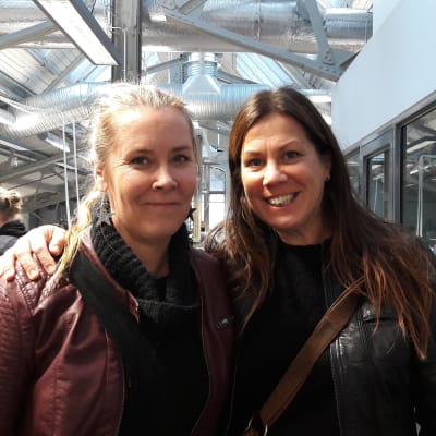 Två skådespelare, Jonna Nyman och Marika Parkkomäki står bredvid varandra och poserar i Logomo i Åbo.