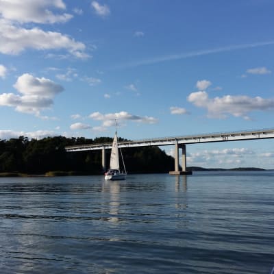 Segelbåt vid Särkänsalmi bro i Nådendal.