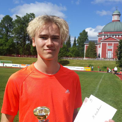 Arttu Mattila finsk rekordhållare i P14 med 201 cm.