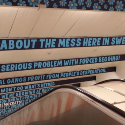 Sverigedemokraternas reklamkampanj mot tiggeri i Stockholms tunnelbana.