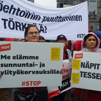 Demonstration på Järnvägstorget i Helsingfors