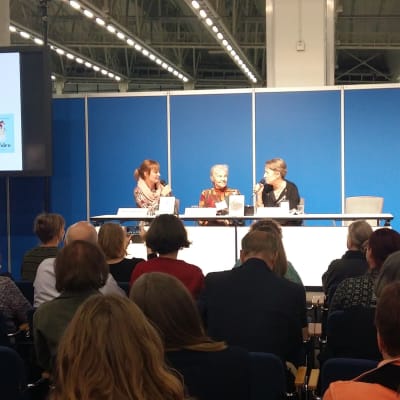 Janina Orlov, Märta Tikkanen och Sara Jungersten diskuterar feminism.