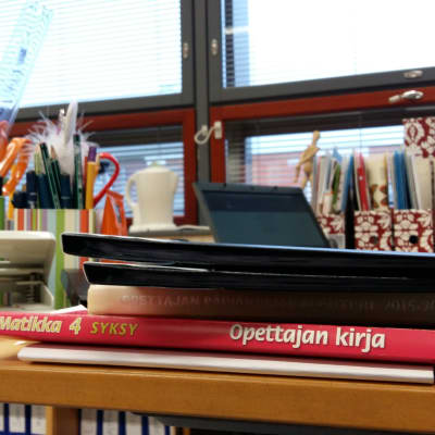 Opettajan työpöytä Viikin normaalikoulussa