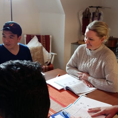 Päivi Storgård undervisar asylsökande i Strömfors.