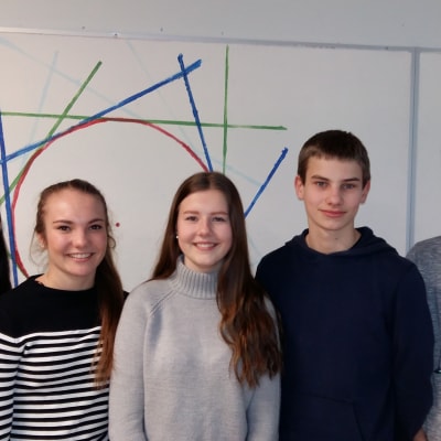 Niondeklassarna Sara Kyrklund, Jenny Karlsson, Jennifer Johansson, Oscar Arén och Dennis Eriksson i Sarlinska skolan.