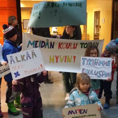 Demonstration utanför fullmäktigesalen