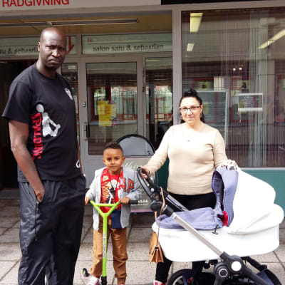 familj på besök i Håkansböle köpcentrum