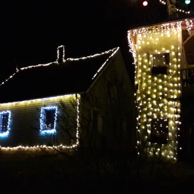 Julbelysning vid hus i Tarkis i Borgå.