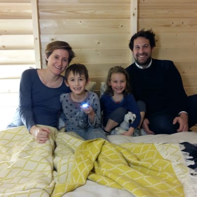 Mamma Natacha Fricout, 7-årige Antonin, 4-åriga Emma och pappa Benjamin Clarens var första gästerna att sova i en Koti, uppbyggd på Finlands Kulturinstitut i Paris
