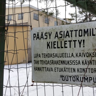 Skylt som förbjuder tillträde till Outokumpus gamla gruvområde i Aijala by i Kisko.