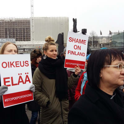 Demonstration mot avvisningar av afghanska flyktingar. Medborgartorget i Helsingfors.