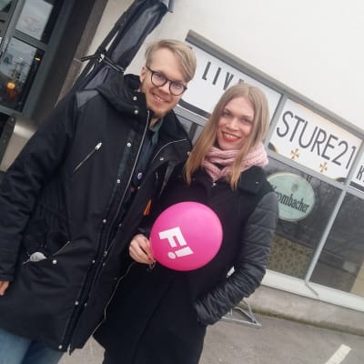 Oskar och Tuuli på väg till valvakan.