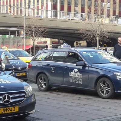 En rad taxibilar från olika företag utanför Centralstation i Stockholm.