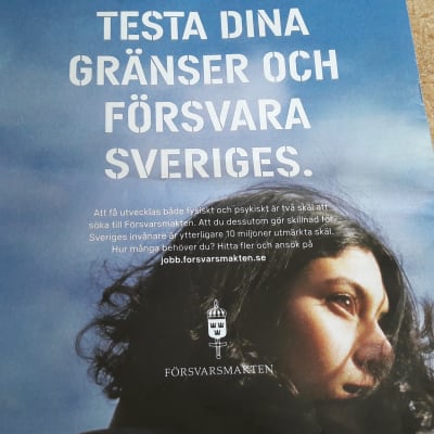 Testa dina gränser och försvara Sveriges, står på en reklamaffisch med en ung tjej i profil