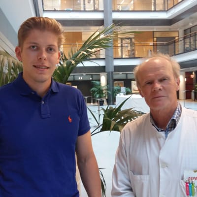 Émil Yliheljo och Tom Pettersson i Biomedicums aula i Helsingfors. 