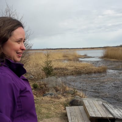 Camilla Juthbacka tittar ut över Nykarleby älv vid Djupsten halvön