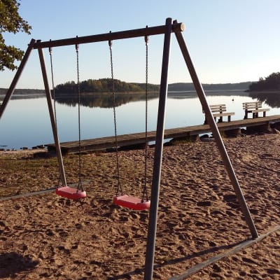 Tom strand och tomma gungor på Vitteludden i Houtskär.