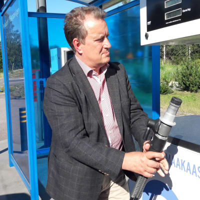 Lennart Nyberg vid Gasums tankstation för gas i Esbo.