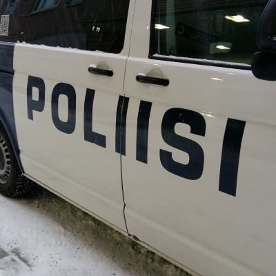 En polisbuss på en snöig gata.