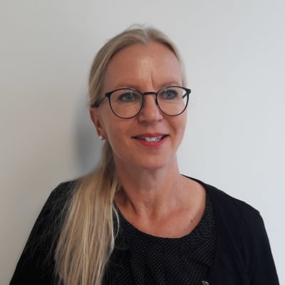 Vd Kaisa-Liisa Harjapää på Esko-Systems Oy på sitt arbetsrum. 