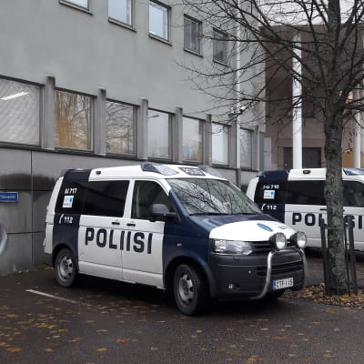 Polisbilar utanför polisstationen i Borgå.