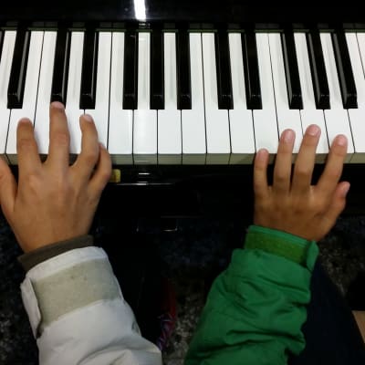 Pikkupojat keksivät heti pianon leikkeihinsä.