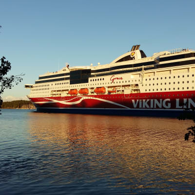 Viking Grace utanför Beckholmen i Åbo.