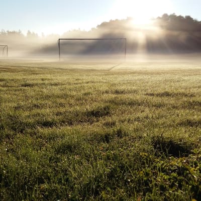 Dimma över fotbollsplanen i Näsby, Houtskär.