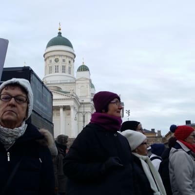 Ritva demonstrerar mot Guggenheim.