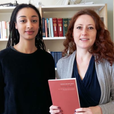 Maïmouna Jagne-Soreau och Tatjana Brandt medverkar i antologin  "Korsstygn, rastplats - om den finlandssvenska poesins belägenhet".