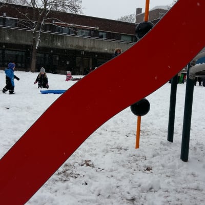 Barn leker i snön på Skolgatans daghem i Åbo.