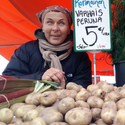 Angelique Kaspinen säljer potatis på torget