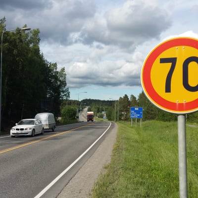 Trafikmärke för 70 km/h på Skärgårdsvägen.