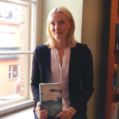Johanna Holmström med sin bok"Själarnas ö". 