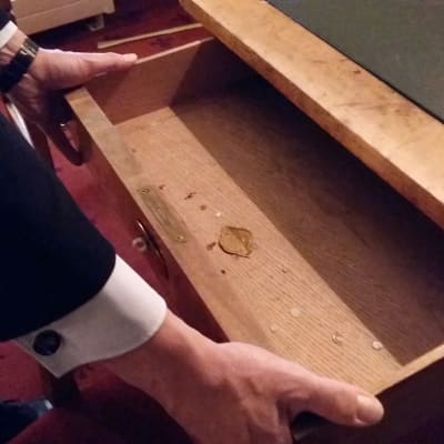 En mässingsplatta inne i skrivbordslådan visar att skrivbordet är tillverkat i Stockholm.
